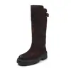 Roupa de blogueira: botas de montaria de couro de flor integral com sola grossa, botas plataforma de salto médio 2026 com fivela de cinto, botas longas de cano alto em couro genuíno para mulheres