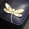 Nuevo broche de libélula de alta gama, diseño femenino con sentido de personalidad, ramillete de perla de concha natural, accesorios de pin de temperamento de nicho