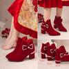Botas Curtas de Salto Grosso para Mulheres Outono e Inverno 2024 Novas Sapatos de Brinde de Noivado Vinho Borgonha Sapatos de Casamento Chinês Xiuhe Botas de Casamento de Salto Alto
