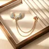 Broche europeu e americano transfronteiriço personalizado com corrente cravejada de diamantes, design de coração e coroa, broche de terno geométrico criativo da moda