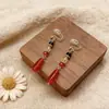 Brincos de Gota Vermelha, Brincos Longos de Cor Contrastante, Presilhas para Orelha Sem Furo, Realçam a Tez e a Aparência Magra, Estilo para o Dia a Dia para Mulheres, Design de Nicho para Atacado
