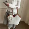 Bolso de Hombro con Asa Superior de Lona a Cuadros Retro de Gran Capacidad para Mujeres, Estilo Europeo y Americano para Viajes Diarios y Estudiantes Universitarios, Nuevo 2026
