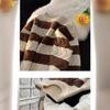 [Peluche de Ciervo] Suéter Rayado Blanco y Negro Estilo Retro Americano con Acabado de Alta Gama, Chaqueta de Punto de Marca Moderna Estilo Coreano para Parejas