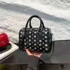 Bolso de Mano de Moda con Remaches Estilo Europeo y Americano Transfronterizo para Mujer Modelo Nuevo 2025 Bolso de Hombro Versátil Bolso Boston