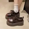 Mocassins Retrô Versáteis de Cadarço com Solado Grosso Femininos 2026 Outono Novo Celebridade da Internet Pessoas Baixas Aumento de Altura Sapatos Pequenos de Couro JK