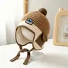 Gorro de otoño e invierno para niños, gorro de punto con pompón, diseño que cubre las orejas, estilo chino con bolsillos laterales, lindo gorro de punto para bebé