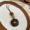 Colar com cordão de couro retrô e pingente oval, um acessório de moda luxuoso e estiloso, perfeito para combinar com suéteres, uma joia única e versátil para mulheres