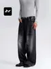 Jeans elegantes y casuales de pierna recta y pierna ancha en un rico lavado negro-gris vintage, diseñados tanto para hombres como para mujeres, con un corte holgado y un acabado desgastado y resistente.