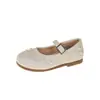 Zapatos pequeños de piel para niña, nueva colección otoño 2026, elegantes zapatos de princesa con perlas, zapatos infantiles de suela blanda, zapatos de vestir de moda para bebés