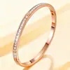 Pulseras Europeas y Americanas Transfronterizas de Acero Inoxidable Incrustadas de Diamantes, Pulseras Chapadas en Oro para Mujer, Pulseras Versátiles de Lujo Ligero Estilo Ins Completamente Incrustadas de Diamantes para Mujer al por Mayor