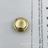 Suéter de Botão Minimalista e Sofisticado em Forma de Chapéu de Palha com um Botão Redondo Metálico Inspirado na Chanel com Acabamento Metálico