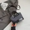 Bolso cubeta de estilo coreano, nicho, retro, bloques de color patchwork, un bolso de mano moderno y versátil que se puede llevar en la mano, como bolso de hombro o cruzado.; una bolsa pequeña tipo cesta