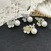 Brincos Assimétricos de Borboleta Flor com Zircônia e Pérola para Mulheres, Pino de Prata S925, Brincos de Luxo Leve de Nicho