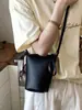 Bolso tipo cubo de moda simple y versátil para el verano 2026, con alto valor estético y textura premium, para llevar al hombro o cruzado