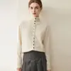 Suéter de cachemira pura 2026 nuevo estilo de invierno para mujer, de un solo pecho, multibotones, camisa base, estilo suave, color liso, suéter holgado y estilizado