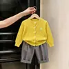 Roupas infantis estilo coreano coleção outono 2026: cardigã de tricô com tranças amarelo bordado e calça casual de perna larga para meninos e meninas