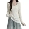 Roupas femininas de nicho: blusa de tricô com decote em V de renda vintage que esconde a barriga, modeladora e valoriza a silhueta, adequada como peça básica