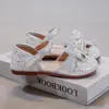 Sandalias Semi para Niñas 2026 Verano Nuevos Estilo Coreano Zapatos de Princesa de Suela Suave Zapatos de Cuero para Niños Mayores y Bebés Zapatos de Cristal