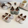 Zapatos casuales de suela blanda para niños 2025 Verano Nuevo estilo Zapatos para caminar para niños pequeños Zapatos de moda de princesa con diamantes de imitación para niñas Zapatos de cuero
