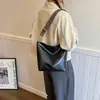 Bolsa de grande capacidade para mulheres Outono e Inverno 2023 Nova bolsa transversal de ombro retrô com alça larga textura fashion bolsa sacola para o dia a dia