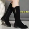 Botas de algodão quentes com forro de fleece, botas longas acima do joelho para mulheres, novo estilo de inverno 2026, botas de neve casuais com sola plana, botas de cano alto versáteis