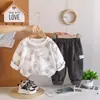 0-6 Anos 1 Menino Conjunto de Roupa Esportiva Outono Lindo Moderno Menino Bebê Primavera e Outono Casual Moletom com Letra Conjunto de Duas Peças Moderno