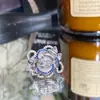 Anel Versa Flor Rosa Nicho Europeu e Americano Retrô para Mulheres, Banhado a Ouro Rosa, Escovado à Mão, Cravejado com Zircônia Cúbica
