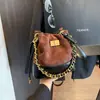 Bolsa Retro de Camurça Outono e Inverno Transfronteiriça para Mulheres 2025 Nova Moda Bolsa Transversal Acolchoada Bolsa de Mão com Corrente Bolsa de Ombro