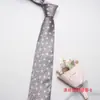Corbata británica nueva de cuero para hombre con forma de corazón de flor de poliéster corbata de mano corbata de negocios en stock al por mayor