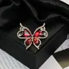 Moda europea y americana nuevo broche de mariposa de diamantes de alta gama para mujer, pin exquisito de temperamento, corsage de moda, joyería de cristal