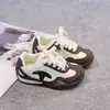 Tênis infantis da moda 2026 outono inicial nova cor em blocos leve cano baixo tênis de treino alemão para meninos e meninas tênis esportivos