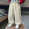 Pantalones casuales de primavera y otoño para niños y niñas, ropa infantil elegante y a la moda, pantalones de color liso estilo coreano con una estética de Hong Kong y japonesa, y un diseño de "pantalones de papá"