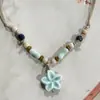 Collar con colgante de campana de mariposa de cerámica de estilo étnico retro para mujer, diseño nuevo y moderno, cadena larga para suéter, accesorios
