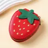 Nova Bolsa de Moedas Fofa de Morango em PU, Popular Bolsa de Armazenamento de Moedas com Tema de Frutas, Pode Ser Pendurada em uma Bolsa, Porta-Cartões Estilo Sanfona