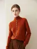 Suéter de cachemira pura 2026 nuevo estilo de invierno para mujer, de un solo pecho, multibotones, camisa base, estilo suave, color liso, suéter holgado y estilizado