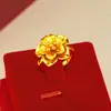 2025 Nuevo Anillo de Flor Pequeña Color Arena Dorada Diseño de Nicho para Mujer Anillo de Flor Abierta Dulce Suministro en Vivo