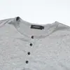 Camiseta de manga larga con cuello de media botonadura, estilo casual holgado para primavera y otoño, top tipo camiseta deportiva con cuello redondo de moda callejera americana INS para hombre