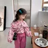 Conjunto de Dos Piezas para Niña Primavera y Otoño 2026 Estilo Coreano Camisa de Manga Larga Floral con Solapa Grande + Pantalones Largos Color Rojo Rosa