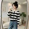 Cárdigan de punto casual estilo coreano para mujer, con rayas blancas y negras, cuello de muñeca de encaje, suéter de ganchillo para otoño e invierno, top versátil y adelgazante