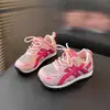 Tênis Esportivo Infantil 2025 Verão Novo Estilo Malha Respirável Casual para Meninos e Meninas Mais Velhos com Solas Macias Tênis Infantil Forrest Gump