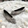 Fábrica de Sapatos Xinhao Fivela de Floco de Neve Strass Salto Alto Versátil Casamento Madrinha Banquete Bico Fino Quadrado Francês Fivela Sapatos de Salto