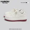 Sapatos Pretos Versáteis de Alta Moda Universais 2026 Novo Outono Simples Casuais Tênis Esportivos com Solado Grosso Aumentadores de Altura