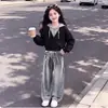 Conjunto de moda para principios de otoño para niñas: un elegante conjunto de dos piezas que presenta un top con capucha y bloques de color y unos pantalones vaqueros de diseño único