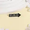 Broche de Flecha Criativo Europeu e Americano Acessórios para Roupas Emblema de Metal Alfinete de Lapela da Moda Botão Simples para Mochila Versátil Letra