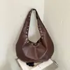 Bolso Cruzado de Hombro Único Casual Simple de Moda Sensación Relajada Retro Versátil Bolso de Axila Diseño de Remaches Cuero PU de Mano Bolso Dumpling