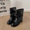 Primer Encuentro Temporada Nicho Chica Picante Tacón Grueso Fruncido Botines Cortos Mujer 2026 Otoño/Invierno Nueva Llegada Explotadores de Calle Remachados Botas de Pantalón Botas de Motocicleta
