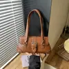 Bolso de mano para mujer, transfronterizo 2026, nuevo diseño simple y elegante, bolso de axila de moda con remaches, bolso baguette retro de nicho único y moderno
