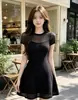 Vestido de tricô curto elegante estilo Chanel com acinturamento emagrecedor, manga curta, para mulheres, verão, design vazado, saia curta evasê