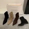 Botas de tornozelo pontudas de camurça estilo francês para mulheres, nova coleção outono/inverno 2026, botinhas afinadoras, botas de tornozelo de salto alto com uma única tira