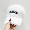 Gorra de béisbol de invierno para mujer, cálida y nueva, de felpa de cordero, con letras bordadas pequeñas y aspecto de cara, gorra con visera de celebridad de Internet, moda femenina.